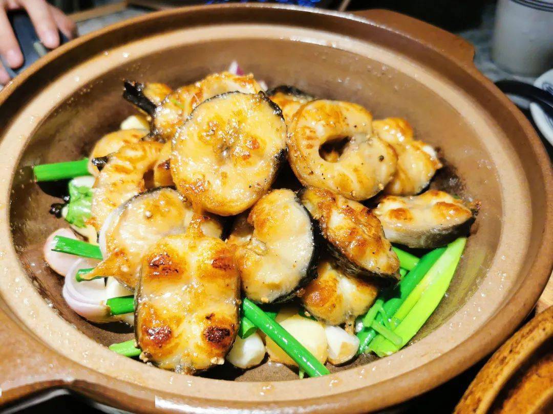 渗透进爽肠 让嘴刁的食客都大喊满足过瘾 摄/邵毅东 白胡椒香葱啫白鳝
