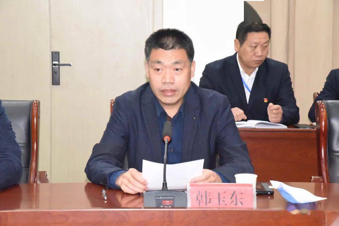 会议由淮阳中学副校长王峰同志主持.学校中层以上领导干部参加会议.