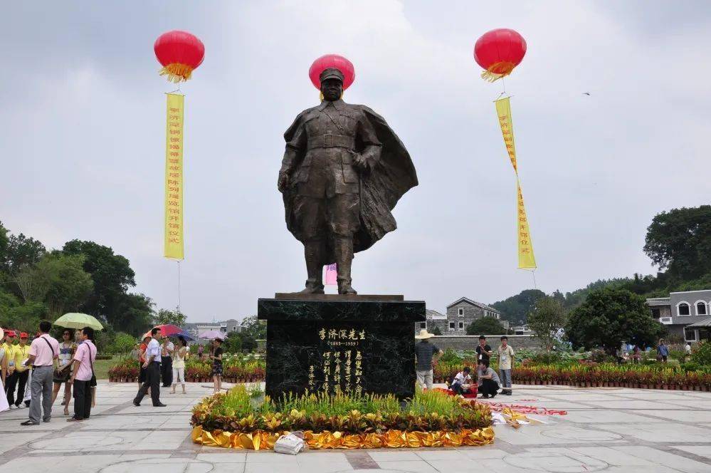 龙圩区党群服务中心集中出发,分别到黎洁霜黎琦新故居,李济深故里文化