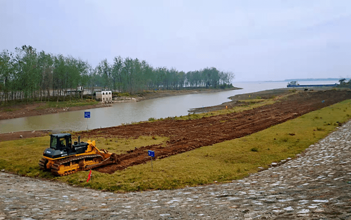 近日,在望江县漳湖圩漳湖站工程施工现场,几台挖掘机正在漳湖闸与长江