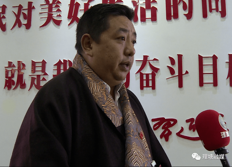 党代表 巴桑泽仁上午认真聆听了格勒多吉书记在第13次党代会上所作的