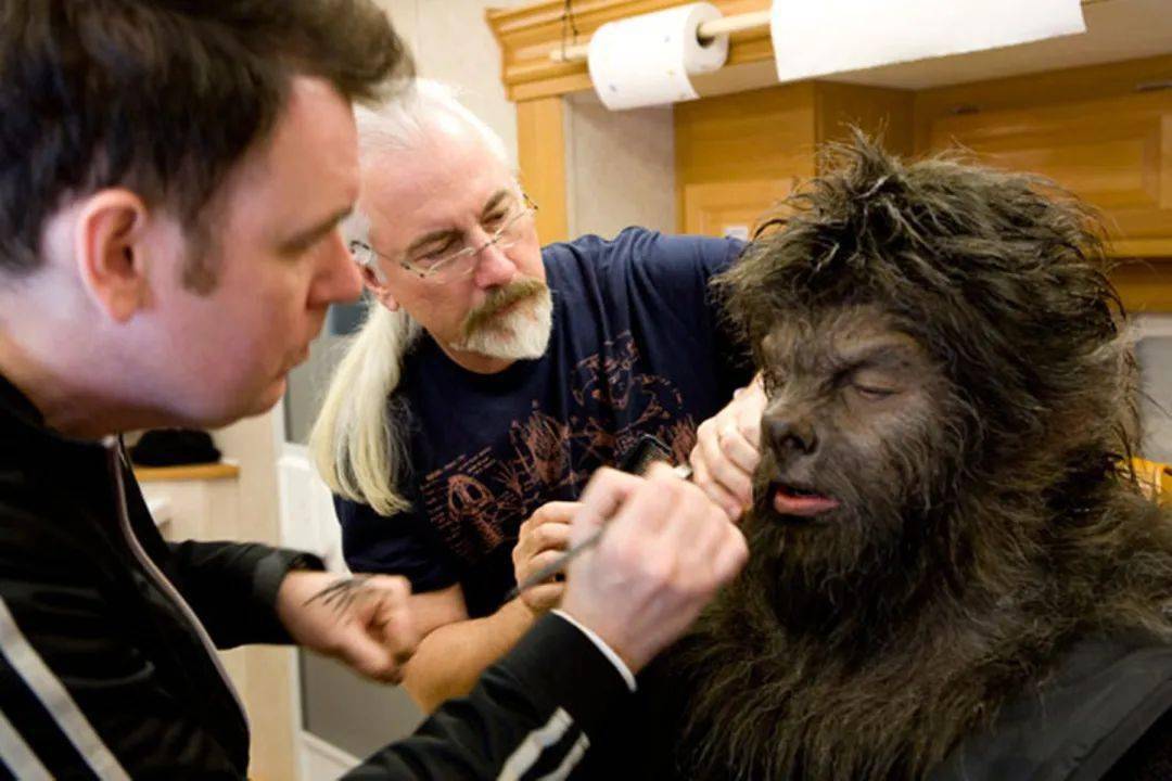 里克·贝克因为2010版《狼人》的特效化妆又拿了一座小金人,不知道