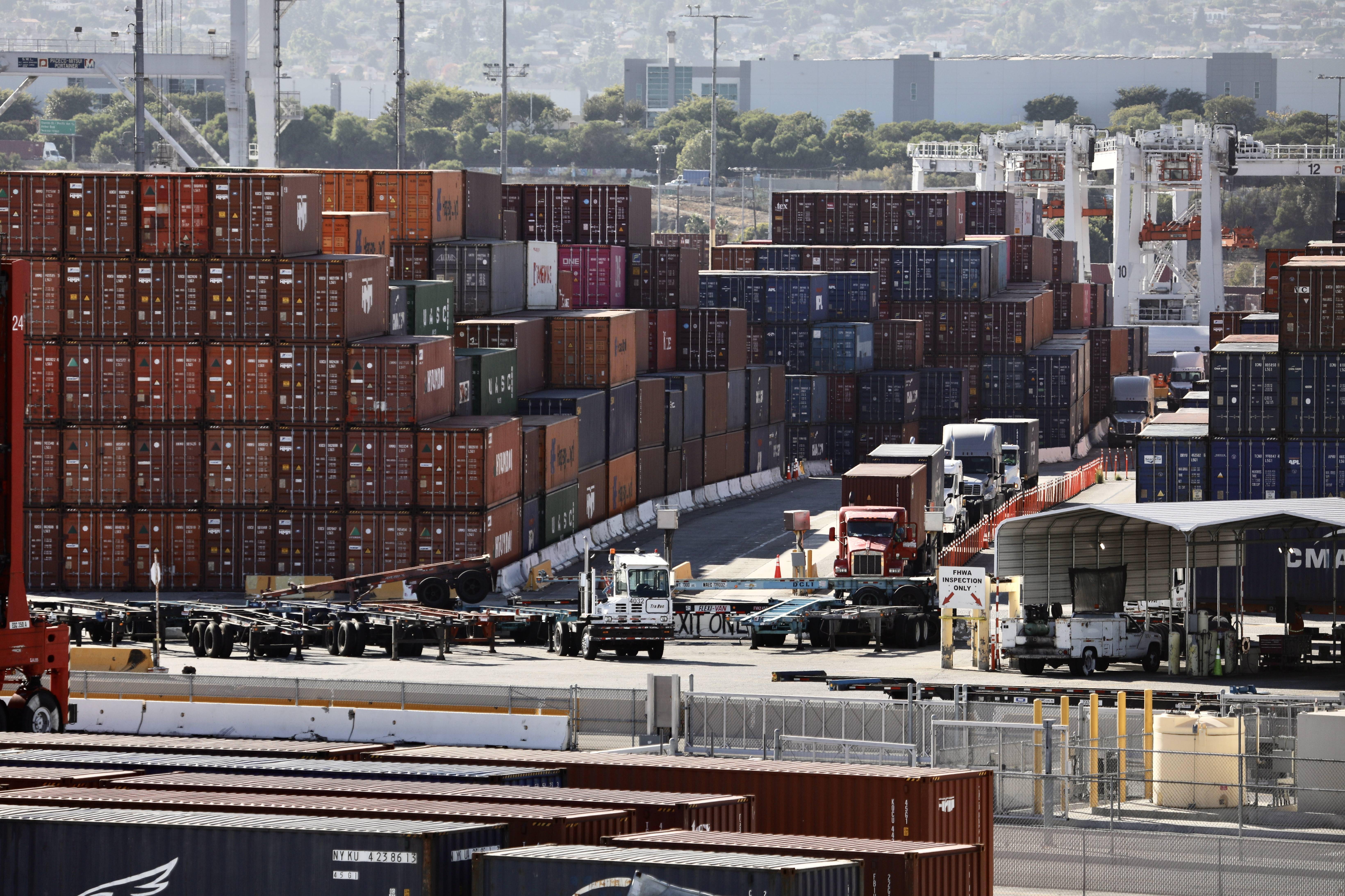 这是10月29日在美国加利福尼亚州洛杉矶港拍摄的装满了集装箱的货船