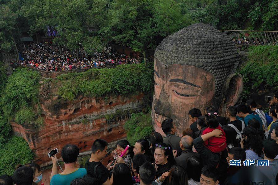 众所周知的乐山大佛"闭眼流泪"事件便是空气污染和酸雨带来的结果.