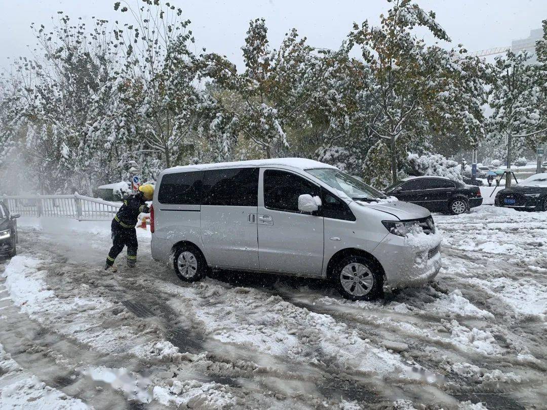 雪天路滑多事故消防解难暖心间