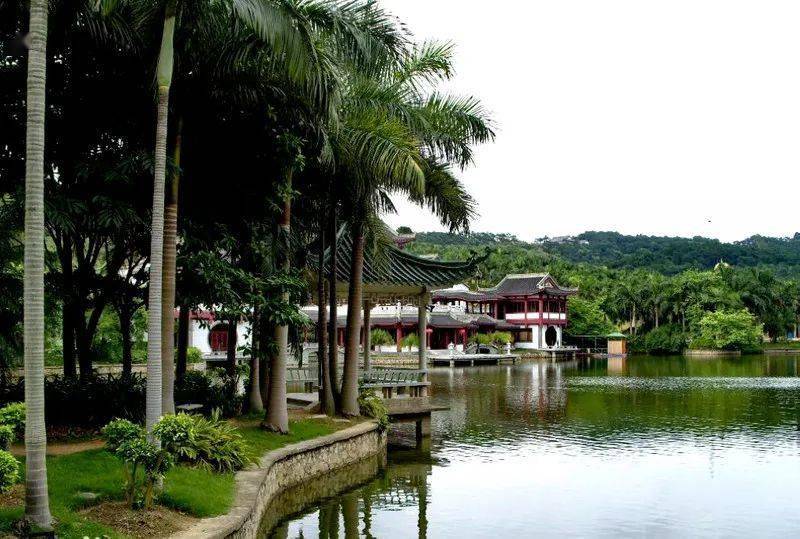 青秀山风景区包括凤凰岭,凤翼岭等18座山峦,海拔高度八十二米至二百八