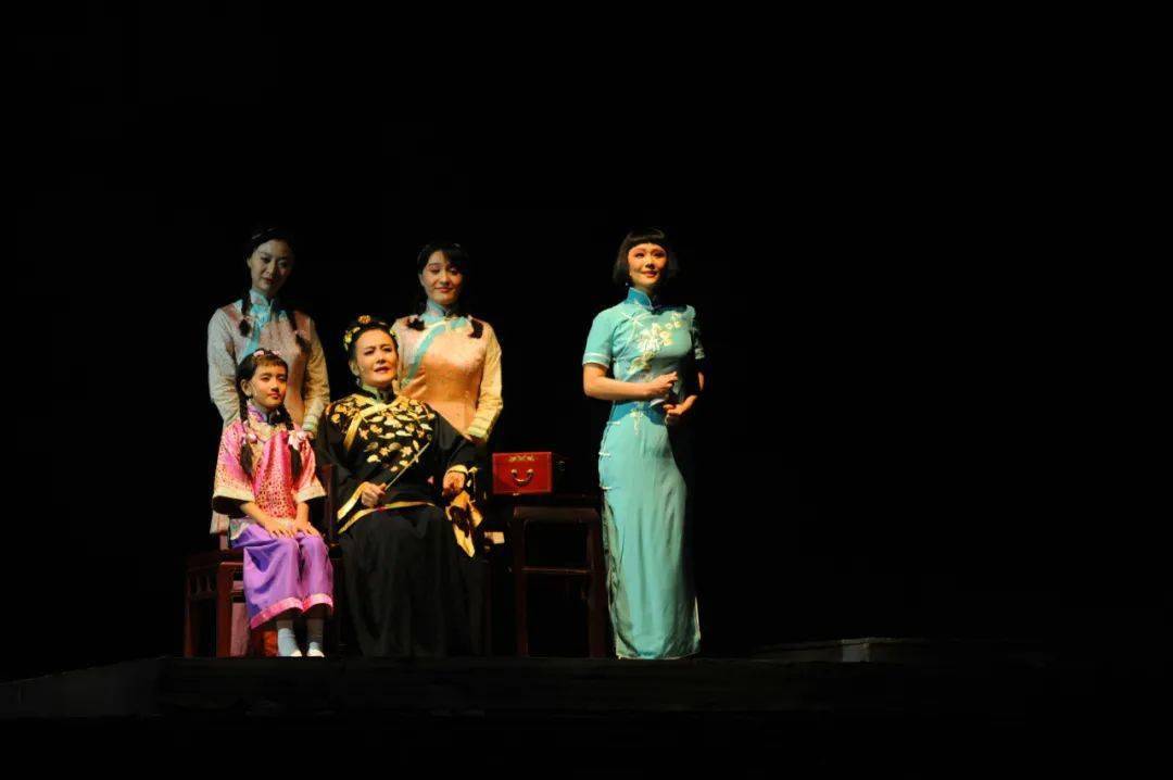 2013年,中国国家话剧院出品,演出的的经典剧目《大宅门》诞生,该剧由