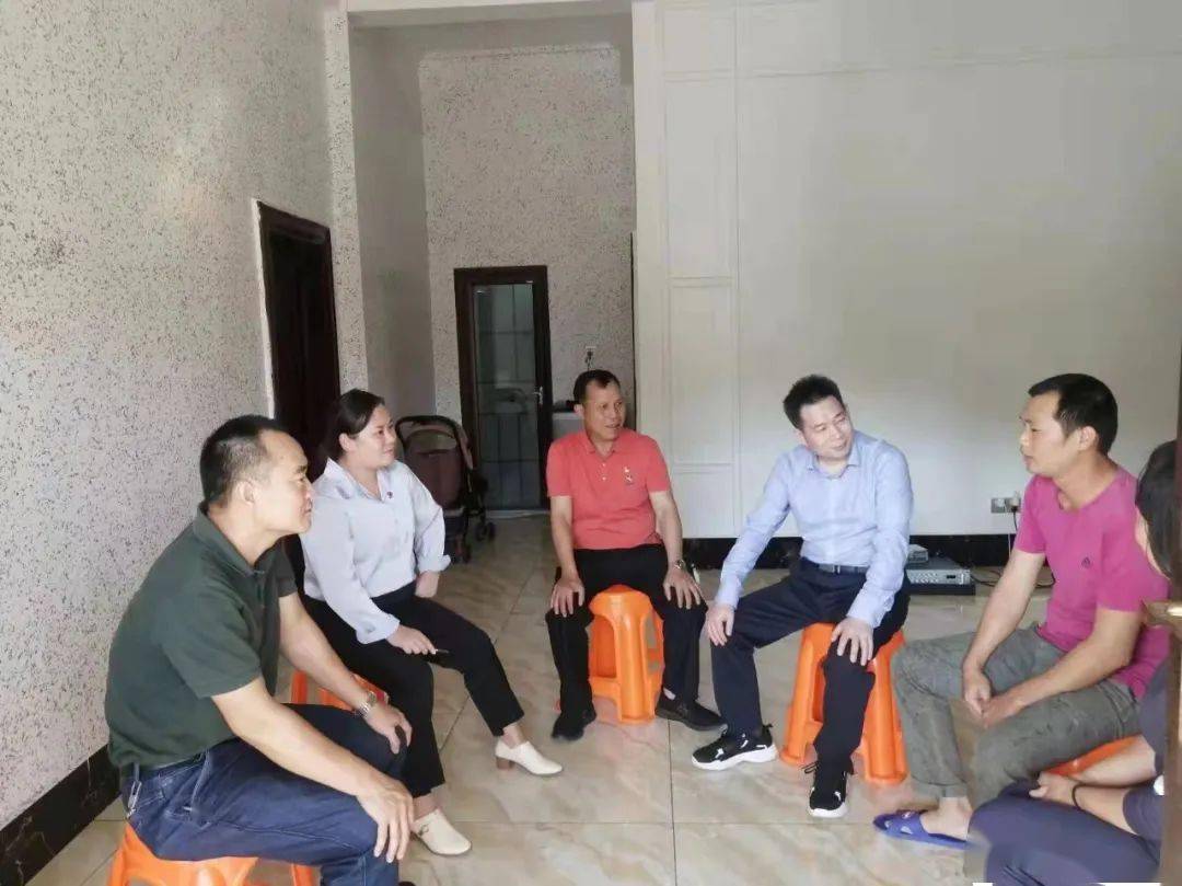 要闻海南日报报业集团党委委员副总编辑彭玉斌一行深入青松乡开展调研