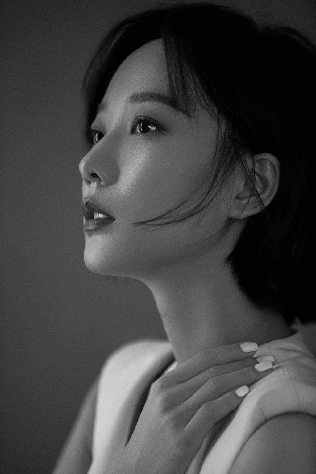 颜色 想把连衣裙穿出帅气的感觉，可以像王珞丹学习，大方好看又A又飒