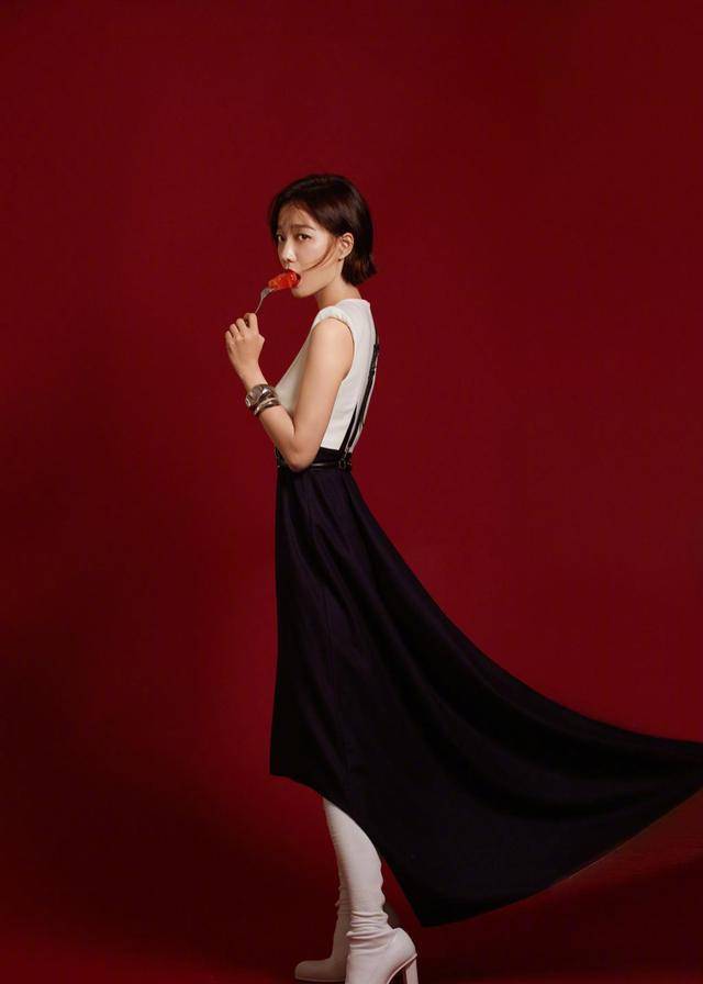 颜色 想把连衣裙穿出帅气的感觉,可以像王珞丹学习,大方好看又A又飒