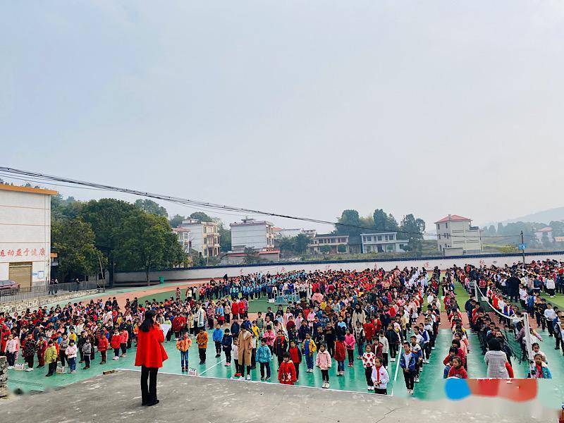 武冈市湾头桥镇中心小学举行了大课间体操比赛