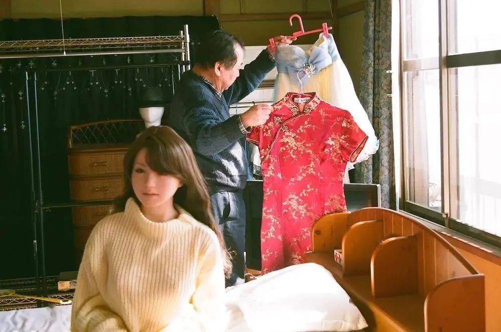 日本大叔把仿真人偶当真爱,坚持