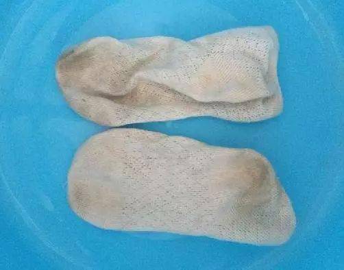 白袜子没穿两次就又黑又脏教你正确清洗白袜子的方式