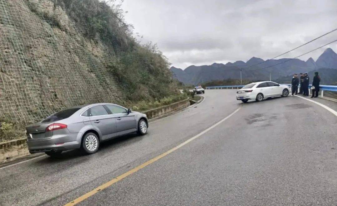 雨天山路湿滑车辆打滑撞上对向车道正常行驶轿车