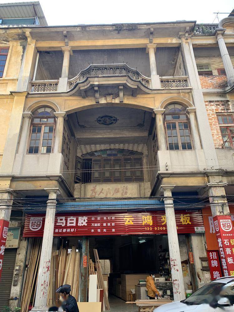 近百年过去,江门城市中心早已北移,但莲平路,兴宁路一带的骑楼街仍