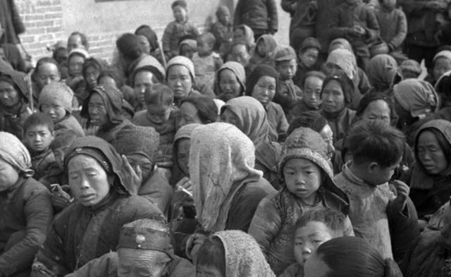 1942河南大饥荒每天饿死4000人财政官员仍在吃空运螃蟹