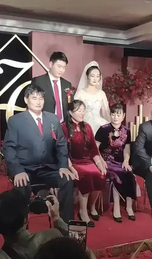 大家看一下陈亚男结婚时的照片一大家子人表情都很严肃