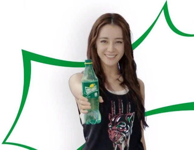 同是雪碧代言人迪丽热巴穿小背心为啥李成敏要穿成这个样子
