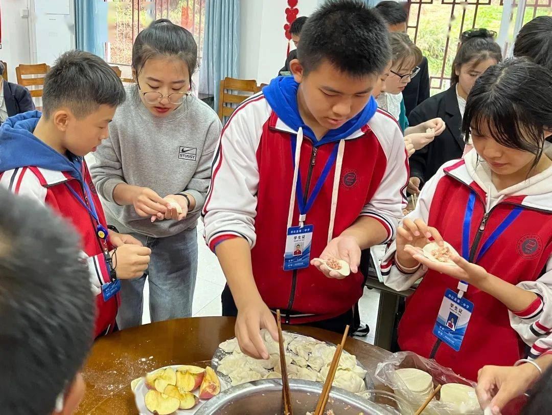 与学生赴敬老院开展志愿活动