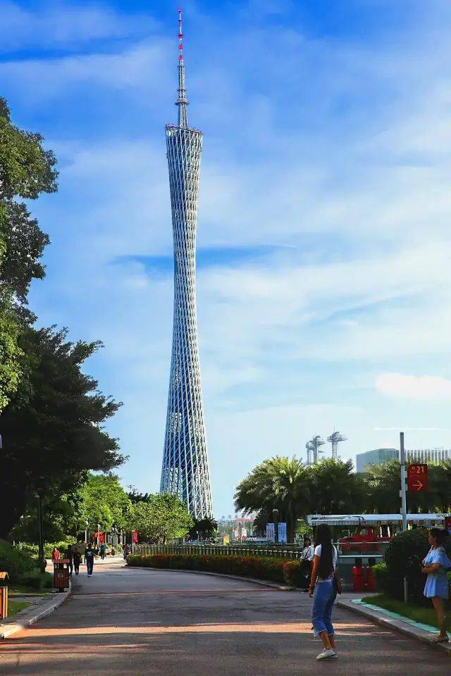 广州塔位于广州城市新中轴线与珠江景观轴交汇处,与海心沙岛和广州
