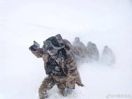 风雪中移动的界碑!