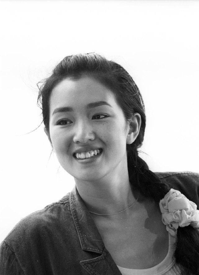 巩俐:年轻时有多美?童颜玉女"蚂蚁腰",微微一笑最难忘