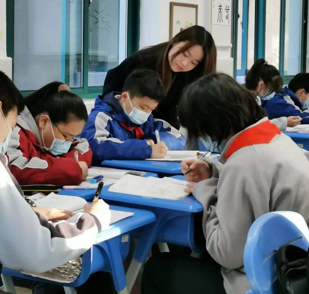 戴慧娟老师通过解读庄园示意图,设计问题引导学生从不同的角度观察