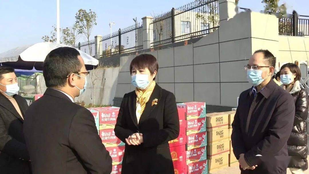 县区西乡县政协主席朱小平看望慰问疫情防控卡点工作人员
