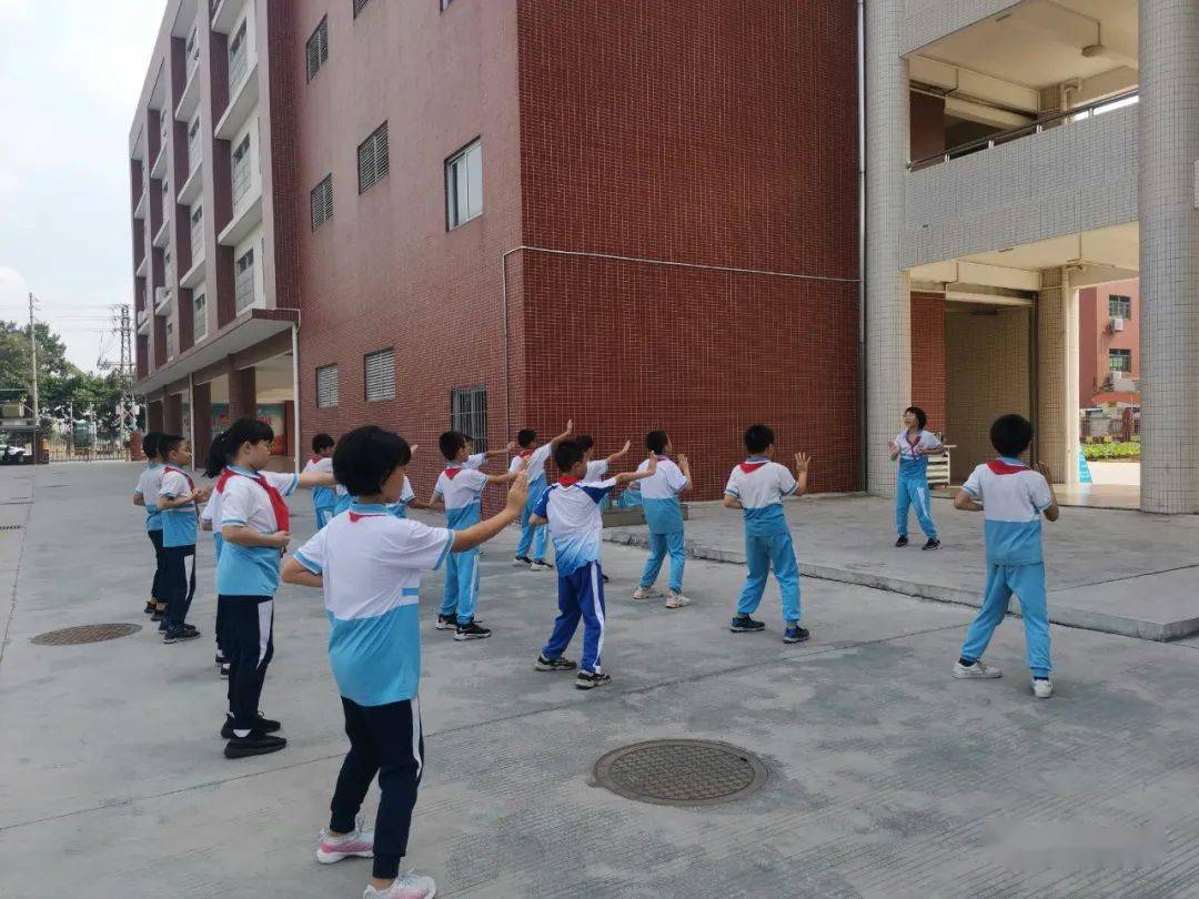 分别在务庄小学,光明新城小学,罗村中心小学,联和吴汉小学教学咏春拳