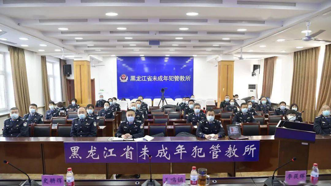 党委副书记,政委史耕辉同志对各支部述职情况进行点评.