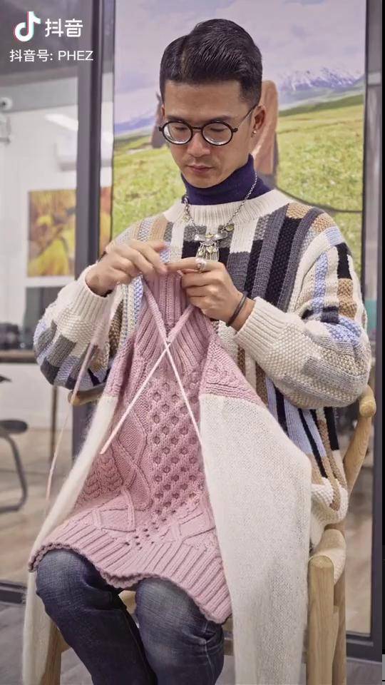 从年初一织毛衣织到年三十的一个男人转眼冬至快到了织毛衣的男人毛衣
