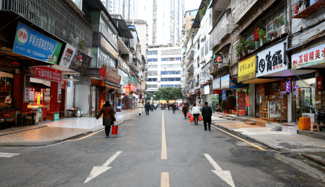 整体搬迁肖家巷等3个临时市场,全面拆除桂花街等4个市场违建,升级改造