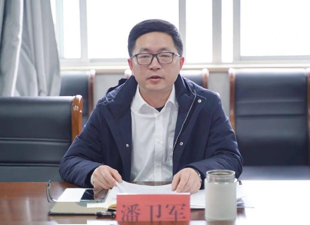 最后,镇人大主席潘卫军提出三点希望:一,崭新队伍,务必要崭新的气象.