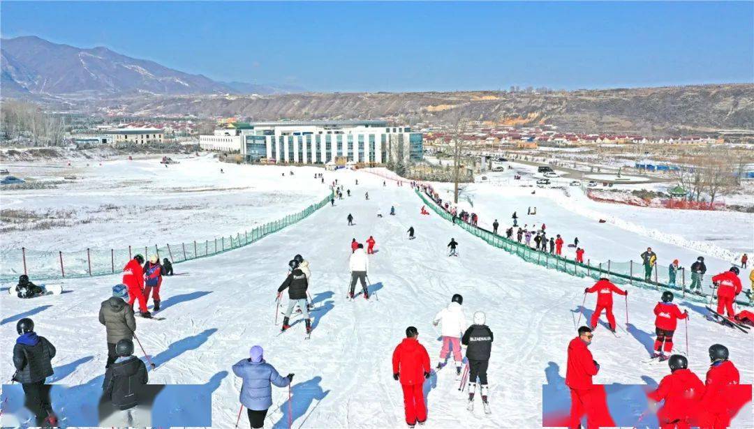 固原也不例外,在位于泾源县兴盛乡新旗村的娅豪国际滑雪场里,一群滑雪