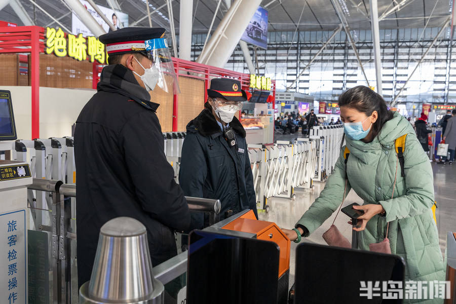 青岛北站工作人员引导乘客有序检票乘车.返回搜狐,查看更多