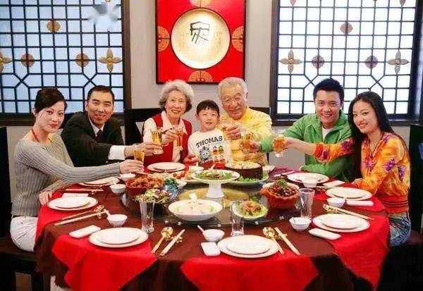 过年回家吃饭餐桌礼仪不能少