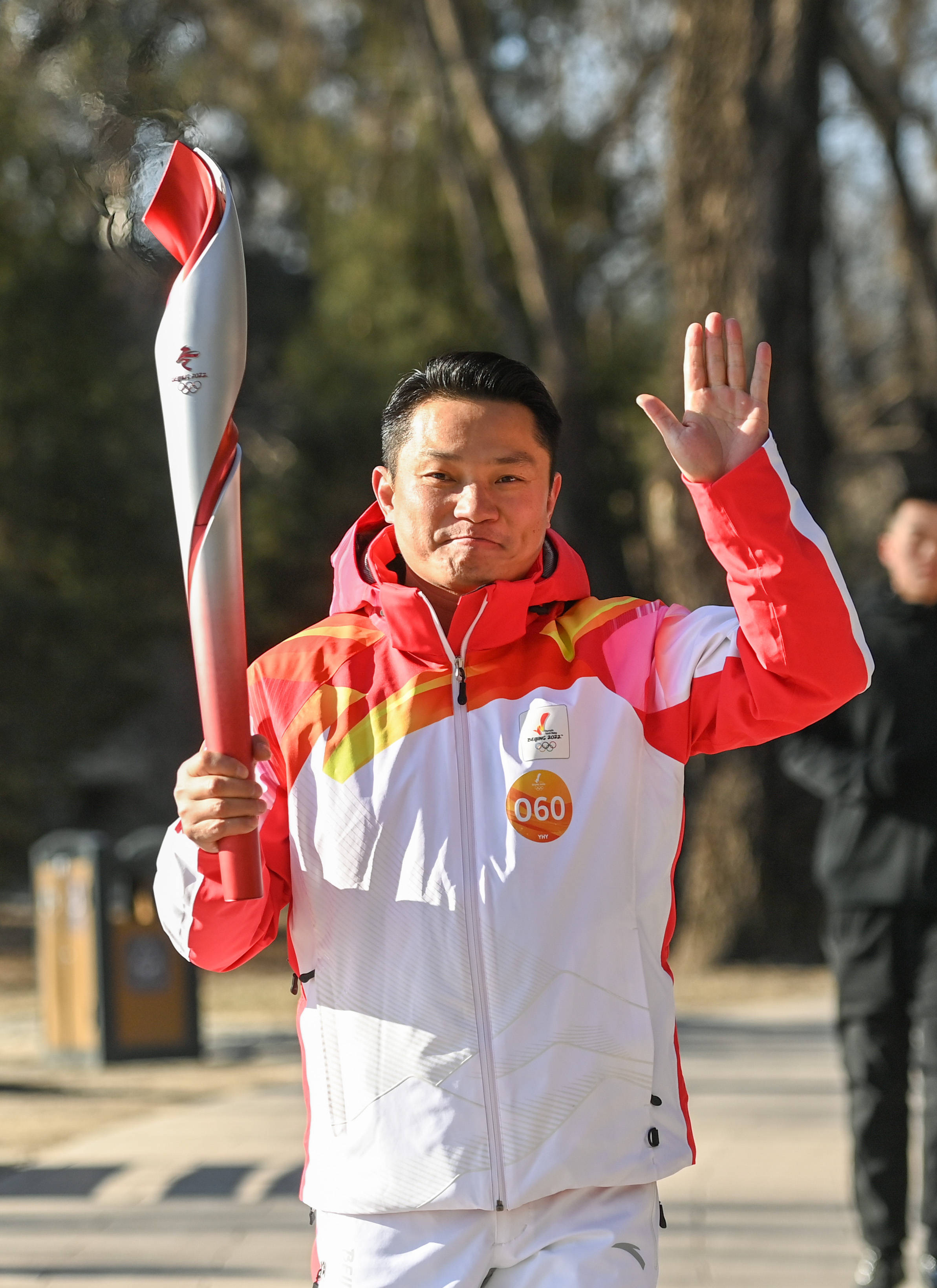 2月4日,火炬手其美多吉(右)与林诗凌进行火炬传递.2月4日