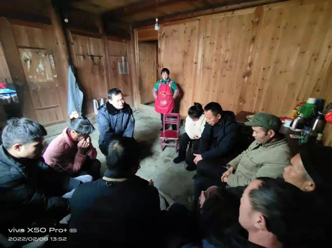 时讯黄平县纸房乡干部雪中服务为群众排忧解难
