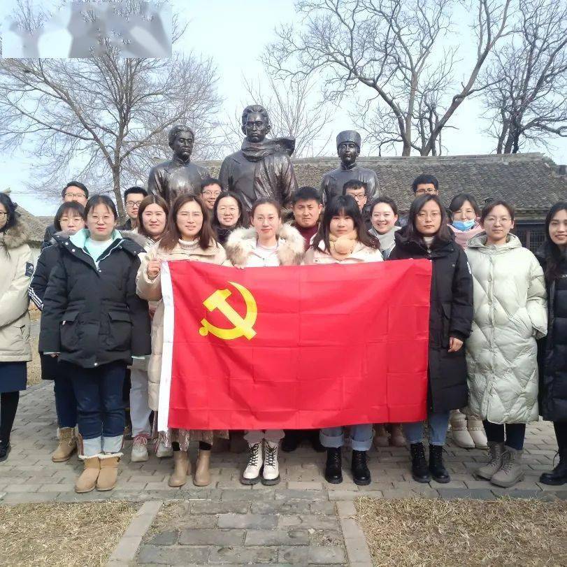 在胶东特委诞生地历史陈列馆,青年干部瞻仰了张静源,刘经三,刘松山三