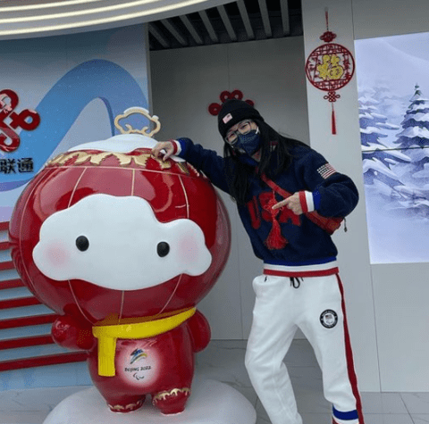 外国运动员纷纷晒出与雪容融合影_比利·布里奇_照片_代表团