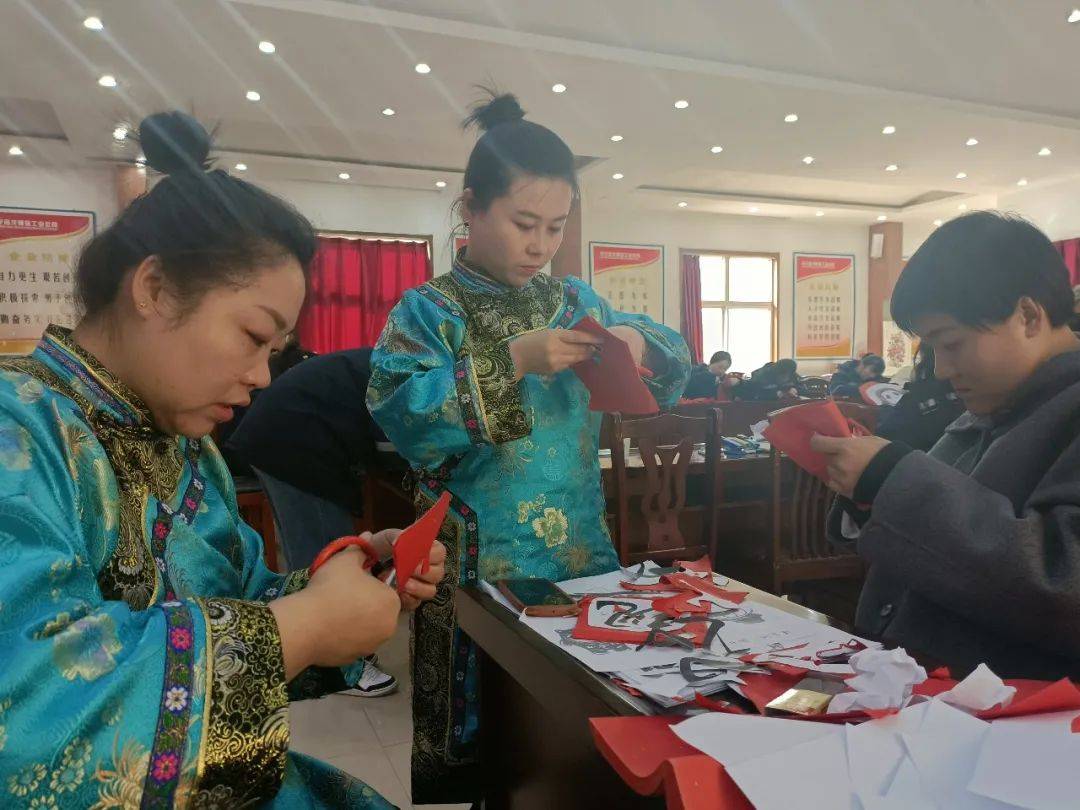 活动现场传承人郭凤芝老师详细介绍了丰宁满族剪纸的历史渊源,表现