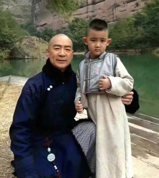 "父女恋"的爱情范本,二婚娶小24岁美女,岳父仅大他10