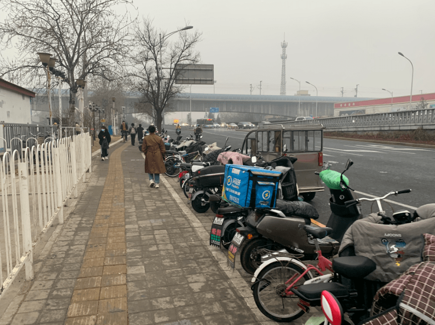 逆行乱窜的黑摩的卷土重来这回又盯上地铁沿线了