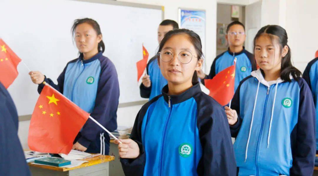 相约国旗下齐心战疫情民勤实验中学举行线上升旗仪式