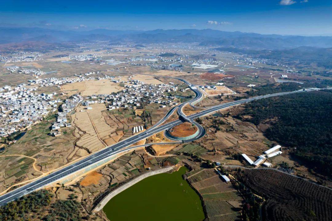 在新楚大高速公路上除建设了两座跨铁路大桥外,还借助bim技术和信息化