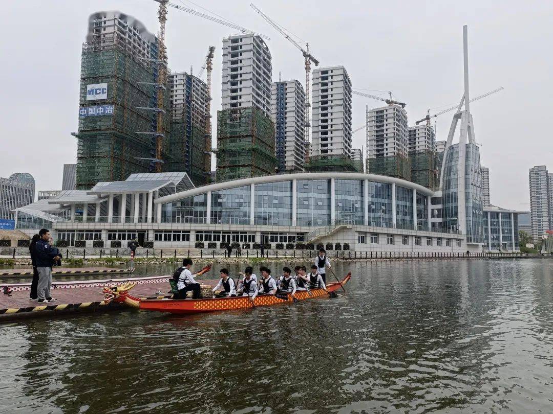 连线中,央视记者张国亮再次介绍独具中国传统特色的温州龙舟运动中心