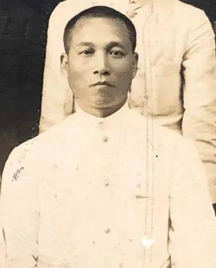 杨自修,生于1882年,是三翰林之一杨缵绪的七世裔孙,六岁开始接受私塾