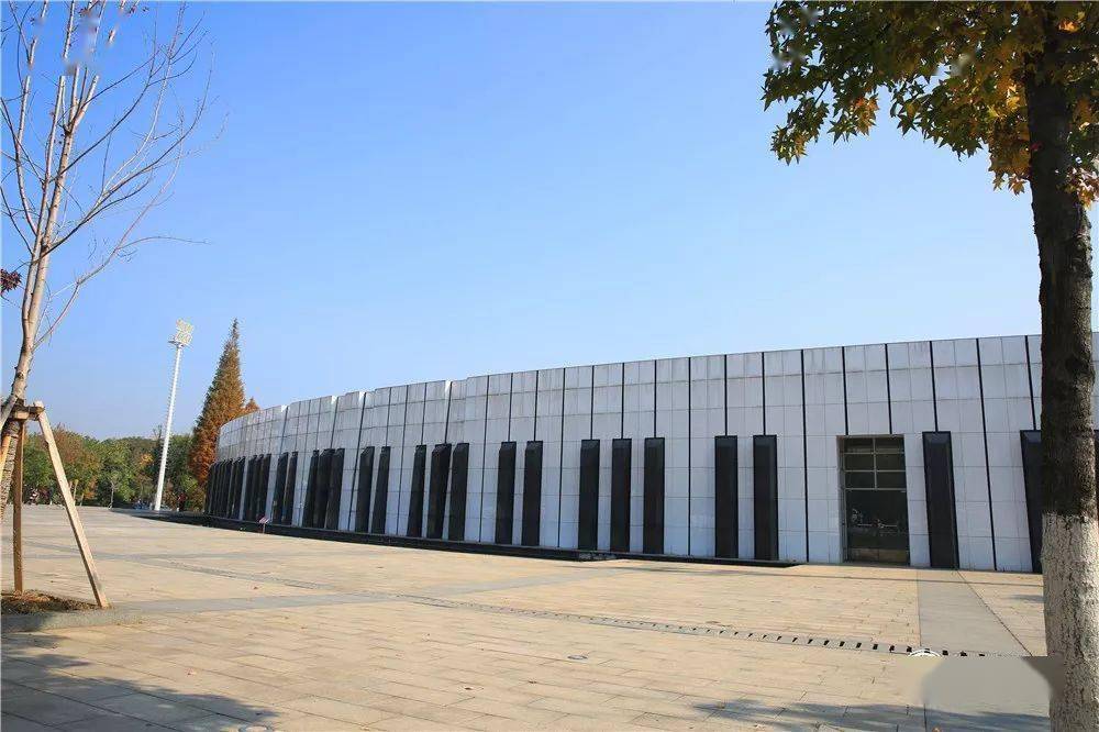 傍晚这里便是孩子们关于株洲城市发展的故事沿江风光带的火车头广场