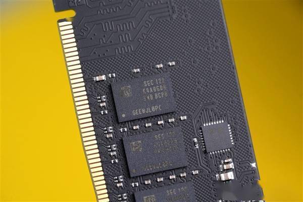 身披镜面马甲阿斯加特博拉琪ddr44000内存图赏