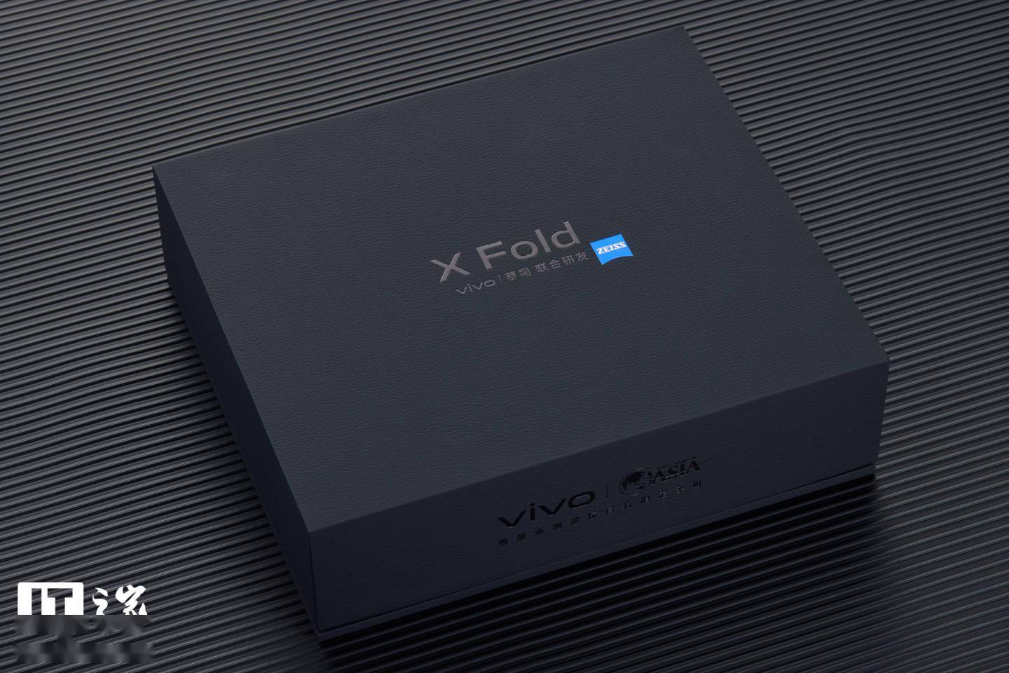 vivo x fold 采用黑色的包装盒,非常具有高级感,包装盒中带有耳机